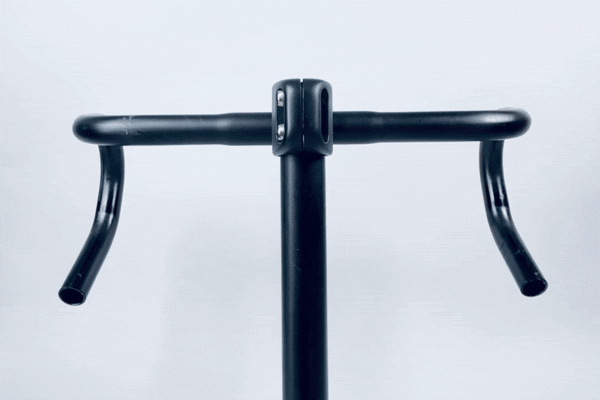 Eine SquareRoamer-Lenkertasche wird mittels Spannbändern am Lenker befestigt.