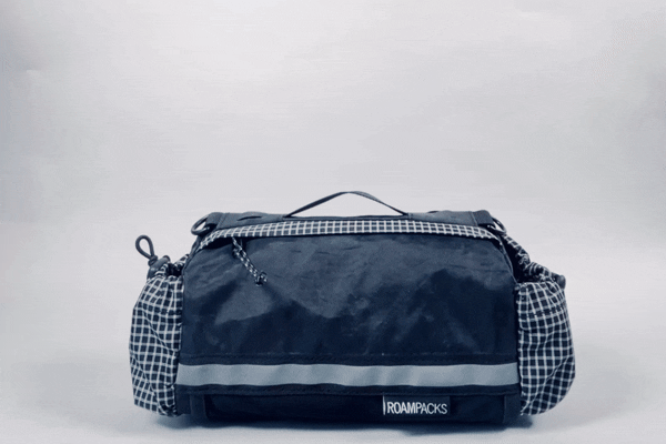 An der SquareRoamer-Lenkertasche wird mittels Karabinern ein Schultergurt befestigt.