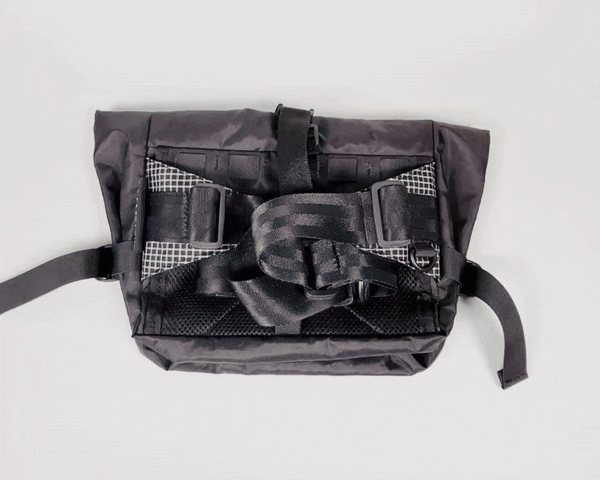 Der stabilisierende Brustgurt wird an der RoamFree-Lenkertasche angebracht.